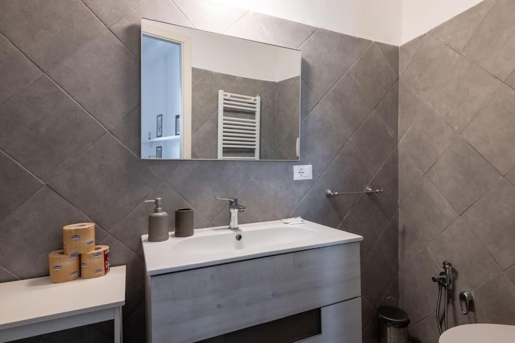 Colosseum Charming Apartment Рим Екстер'єр фото