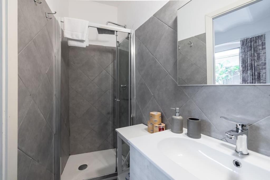 Colosseum Charming Apartment Рим Екстер'єр фото